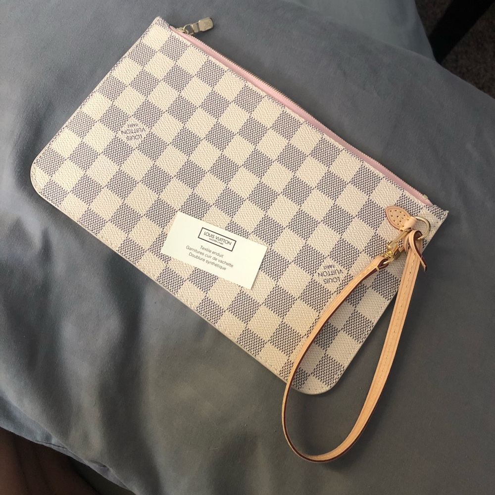 💕New! Louis Vuitton MM Wristlet💕